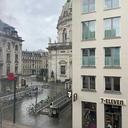 Hip - With Marble Church Views شقة